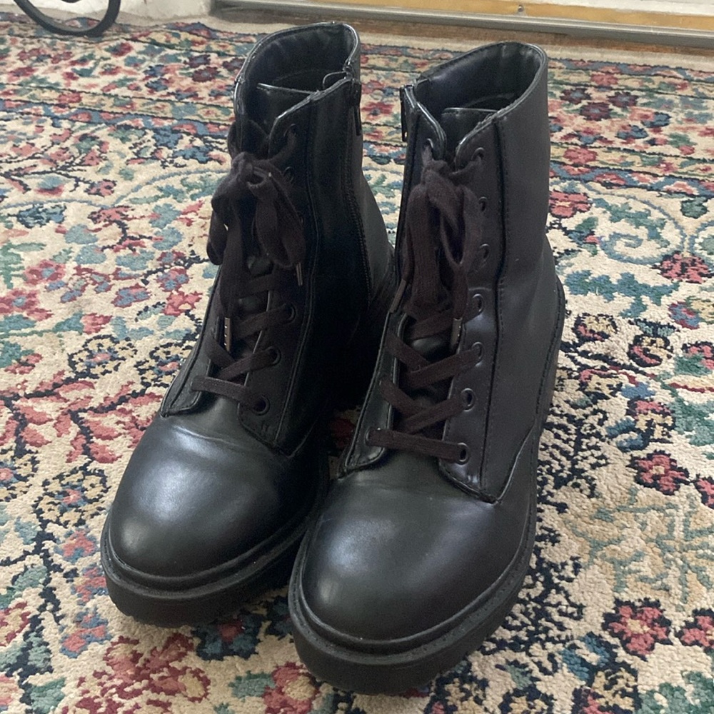 NEW LIGHTLY WORN Size 9 Target Combat Boots